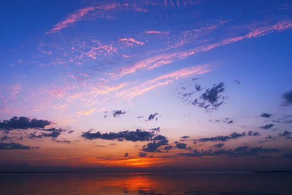 Bellissimo paesaggio marino con arancia calda alba — Foto Stock