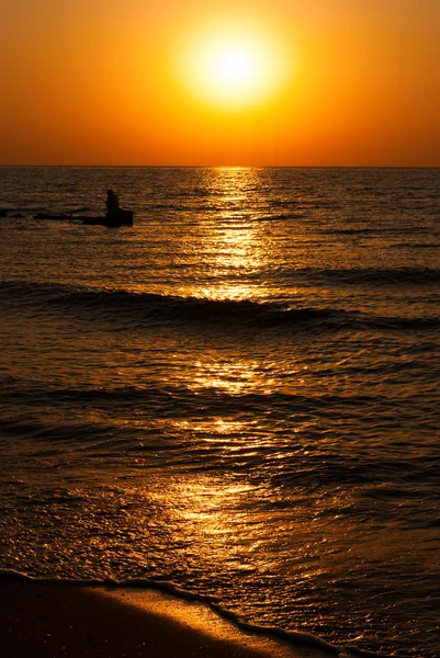 Wunderschöne Meereslandschaft mit orangefarbenem warmen Sonnenaufgang — Stockfoto