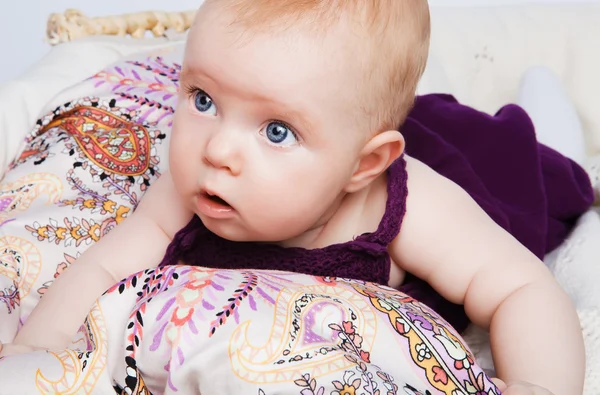 Moda bebê menina deitada em um belo tecido na cesta e — Fotografia de Stock