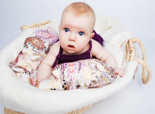 Bonito pouco bebê menina olha para o mundo parece Grande azul olhos — Fotografia de Stock