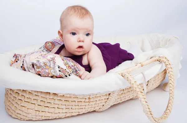 Bonito pequeno bebê moda encontra-se na cesta — Fotografia de Stock