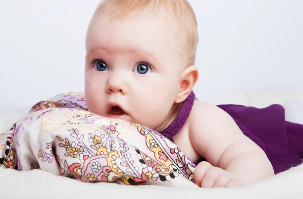 Moda bebek bakıyor güzel mavi gözlü. — Stok fotoğraf