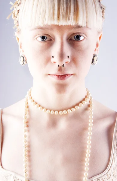 Menina loira bonita com uma pérola no pescoço — Fotografia de Stock