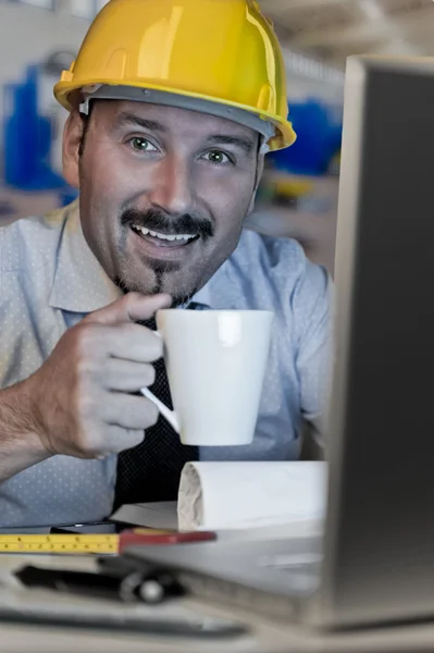 Дорослий чоловік носить захисний шолом — стокове фото