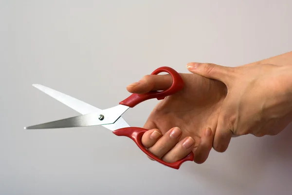 Nůžky a dvě ruce — Stock fotografie