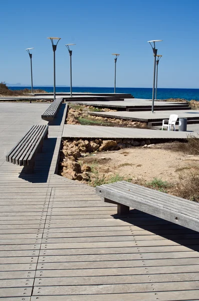 A estrada para o mar e postes de iluminação em Chipre — Fotografia de Stock