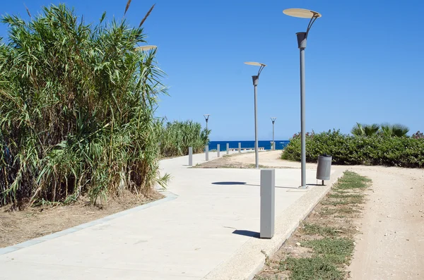 A estrada para o mar e postes de iluminação em Chipre — Fotografia de Stock