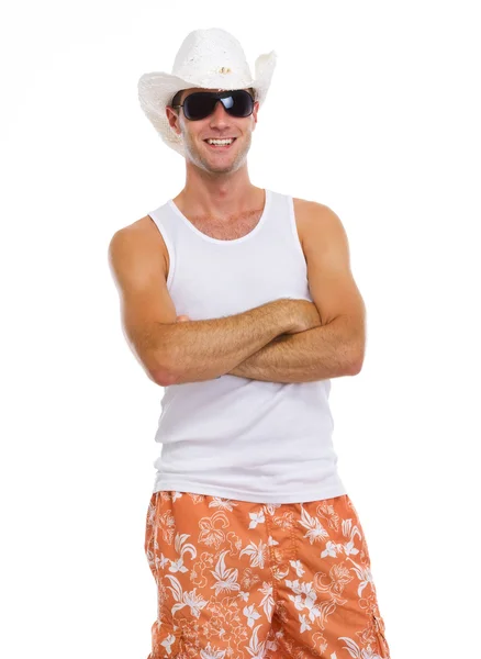 Mosolygó fiatal férfi napszemüveg és kalap nyaralni portréja — Stock Fotó