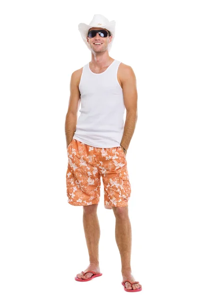 Portret na wakacje uśmiechający się młody człowiek w okularach słonecznych i holi — Zdjęcie stockowe