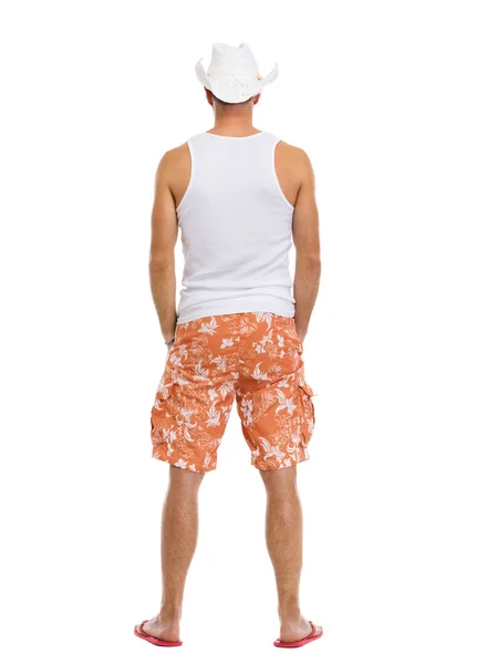 Retrato de comprimento total de em homem de férias em shorts. Vista traseira — Fotografia de Stock