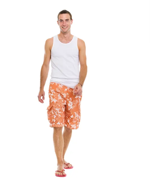 Em férias sorrindo jovem em shorts andando — Fotografia de Stock