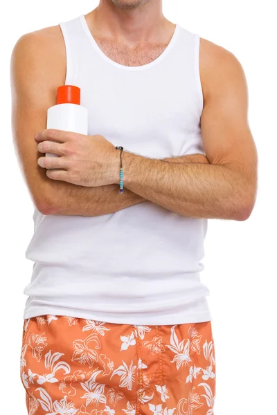 Крупним планом чоловік тримає сонцезахисний крем — стокове фото