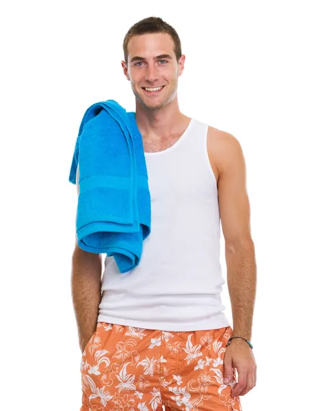 Sorrindo descansando em férias jovem com toalha azul — Fotografia de Stock