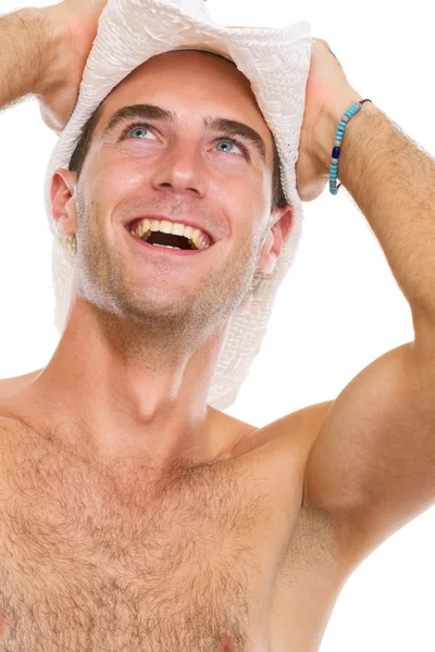 ビーチ帽子に幸せな若い男の肖像 — ストック写真