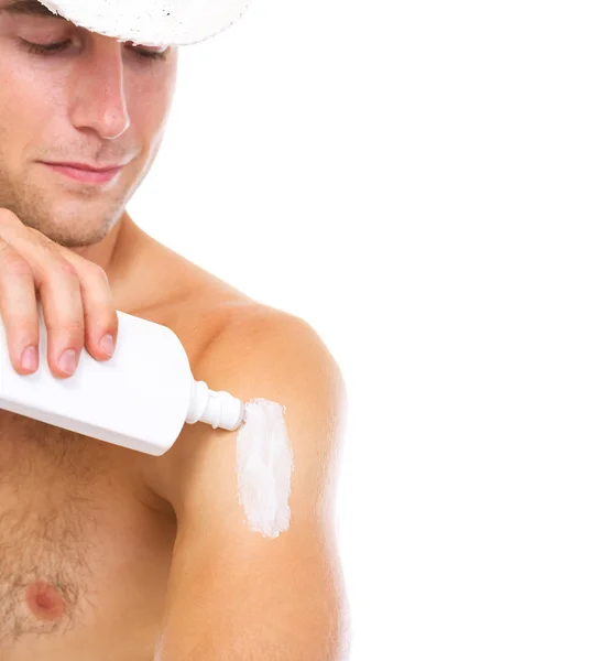Close-up no homem aplicando protetor solar creme no braço — Fotografia de Stock