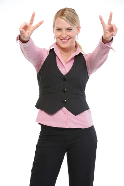 Mulher sorridente mostrando gesto de vitória — Fotografia de Stock