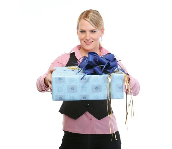 Mujer feliz presentando caja de regalo — Foto de Stock