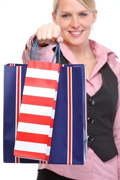 Gelukkige vrouw geven boodschappentassen. Close-up — Stockfoto