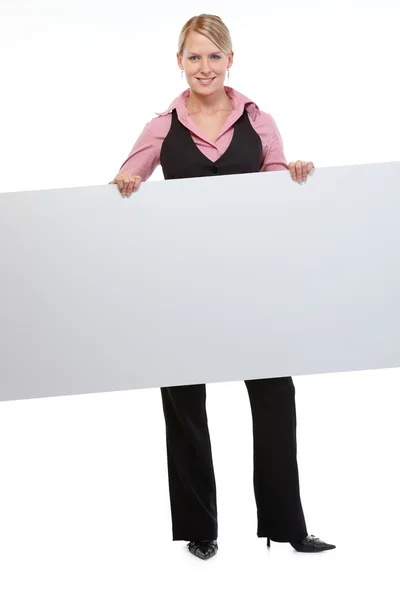 Mulher empregada segurando outdoor em branco — Fotografia de Stock