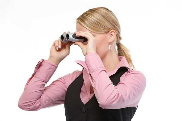 쌍안경을 보고 있는 여자 — 스톡 사진
