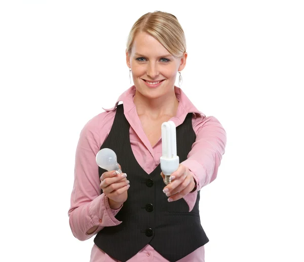 Жінка працівник дає люмінесцентні лампи — стокове фото