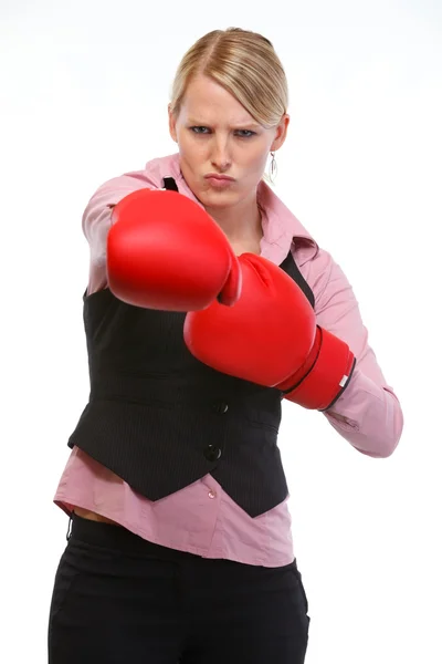 Злая работница в боксёрских перчатках бьет — стоковое фото