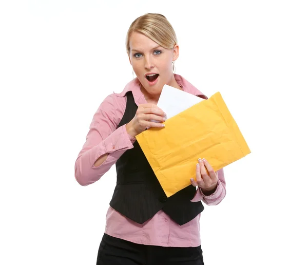 Zaskoczony kobieta otwarcia list — Zdjęcie stockowe