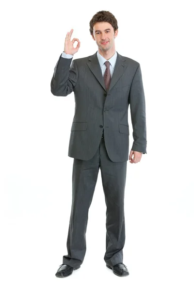 Full längd porträtt av affärsmannen visar ok gest — Stockfoto