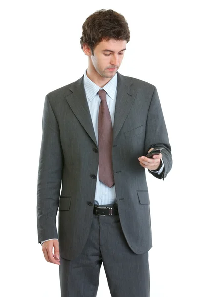 Homem de negócios moderno verificando telefone celular — Fotografia de Stock
