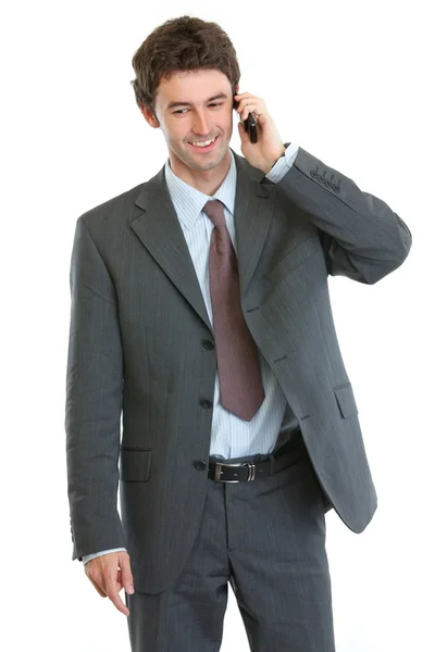 Современный бизнесмен говорит на сотовой связи — стоковое фото