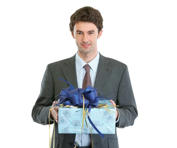 Moderner Geschäftsmann mit Geschenk in der Hand — Stockfoto