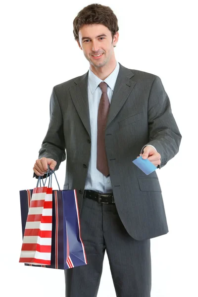 Człowiek w garniturze gospodarstwa torby na zakupy i karty kredytowej — Zdjęcie stockowe