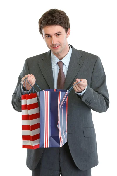 Mannen i kostym undersöker shopping väska — Stockfoto