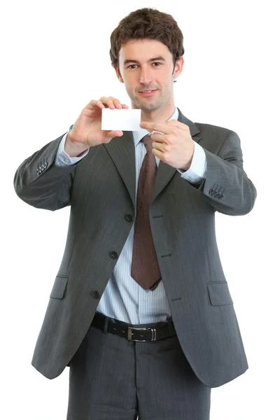 Homem de negócios moderno apontando no cartão de visita em branco — Fotografia de Stock