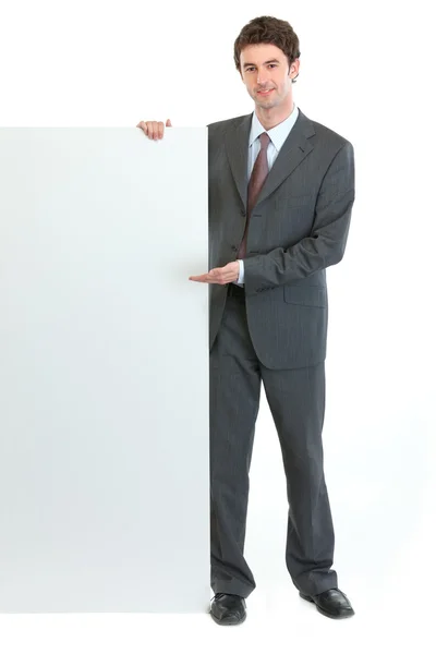 Hombre de negocios moderno señalando en la cartelera en blanco — Foto de Stock