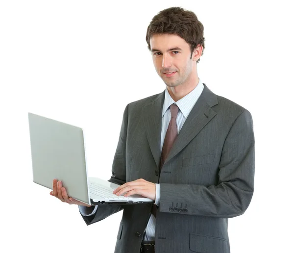 Homme d'affaires moderne avec ordinateur portable — Photo
