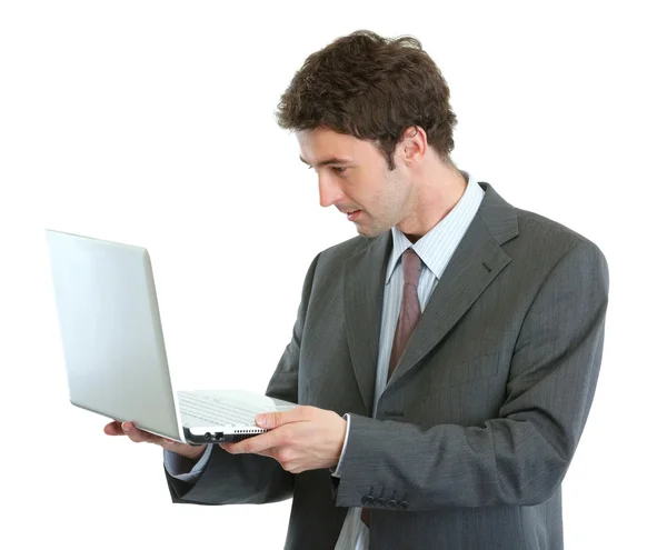 Hombre de negocios moderno mirando en la pantalla de ordenadores portátiles — Foto de Stock