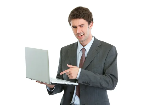 Θυμωμένος επιχειρηματίας δείχνει σε φορητό υπολογιστή — Φωτογραφία Αρχείου