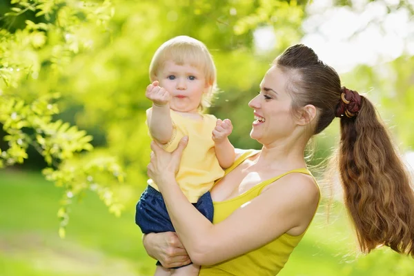 Portrait of mother and baby girl outdoors in park — Stock Photo, Image