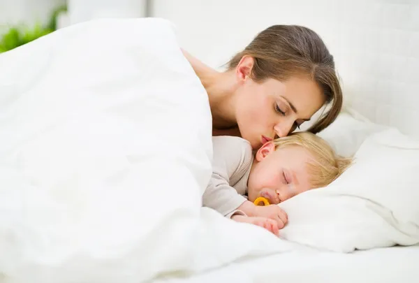 Uyuyan bebek öpüşme anne — Stok fotoğraf