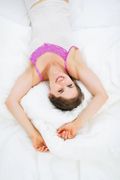 Boldog lány az ágyban megállapításáról — Stock Fotó