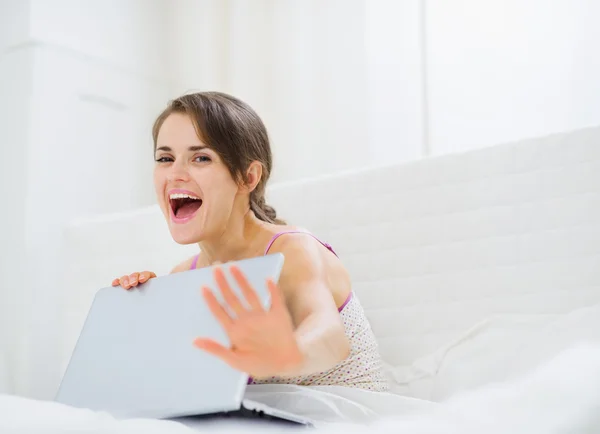 Femme cachant ce qu'elle regarde sur ordinateur portable — Photo