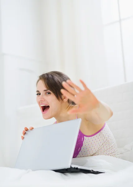 Woman hiding what she doing on laptop — Stock Photo, Image