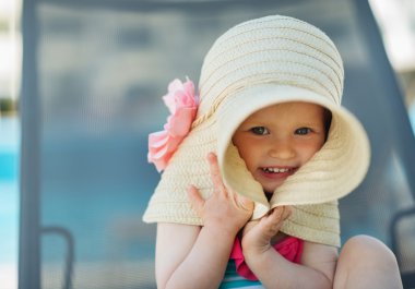 büyük şapkanın içine saklanarak bebek portresi