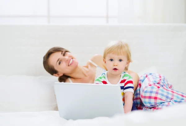 Moeder en verbaasd baby met behulp van laptop — Stockfoto