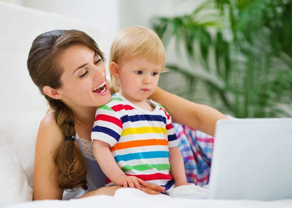 Matka pokazano coś Baby na laptopie — Zdjęcie stockowe