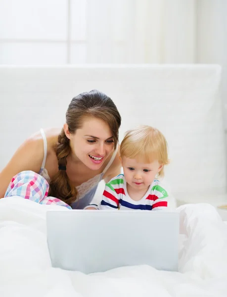 Madre e bambino giocare con il computer portatile — Foto Stock
