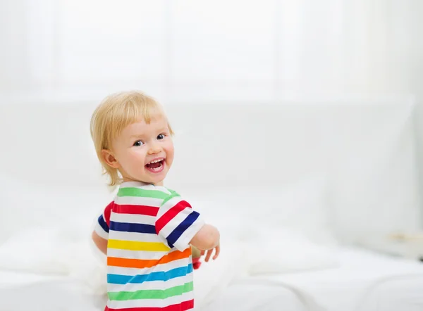 Portrait of smiling baby in bedroom — Stock Photo, Image