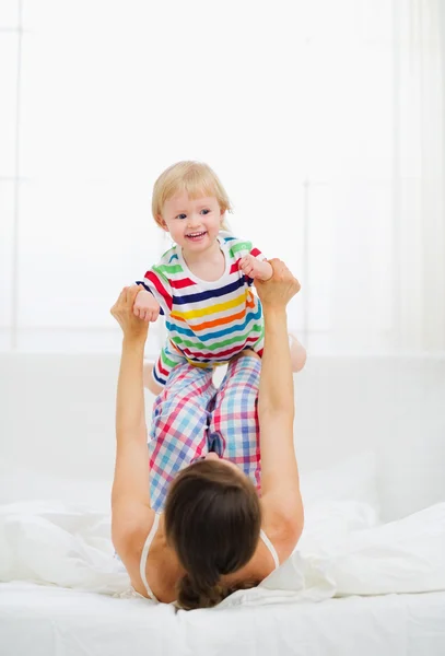 Moeder spelen met baby in slaapkamer — Stockfoto