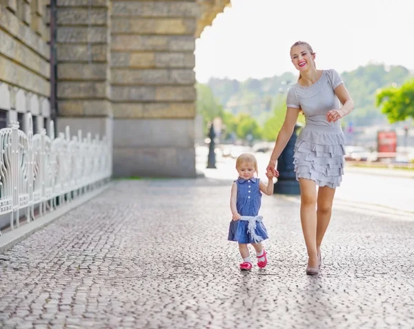 Mother and baby walking in city — Stock Photo, Image